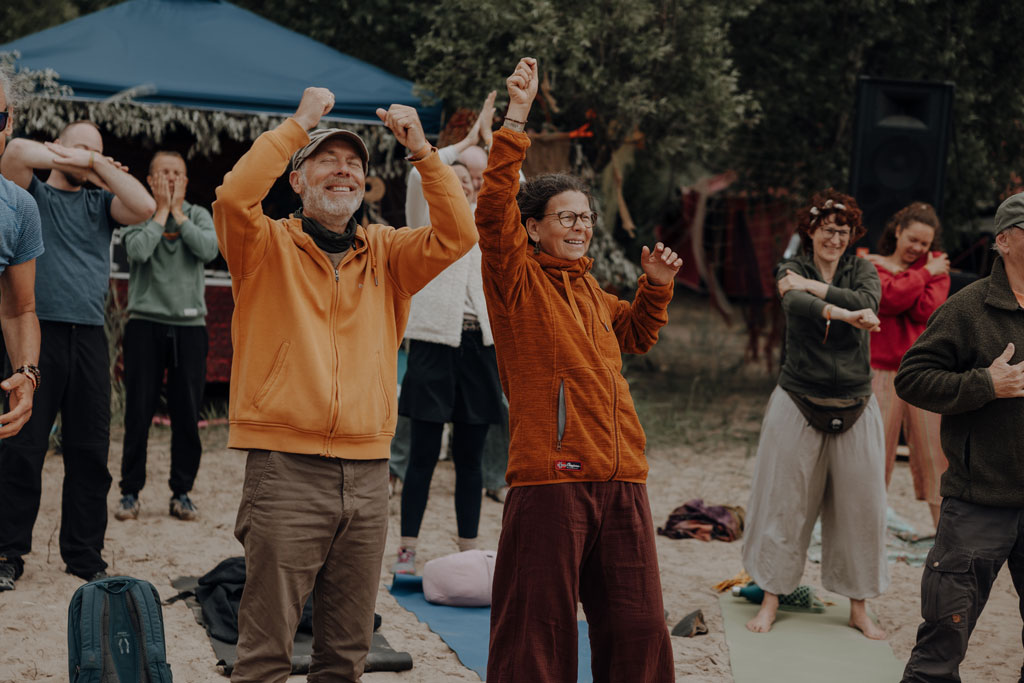 eventfotos auf dem cat and cow festival bei Leipzig. unweit von berlin entfernt an einem ganz tollen See. es ist ein Yoga und Musik Festival und es gibt Kakaozeremonien und Yogaklassen. ich war als Fotografin dabei und habe diese schöne Businessreportage festgehalten.
