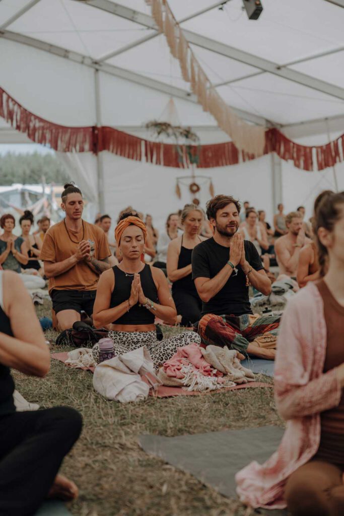 eventfotos auf dem cat and cow festival bei Leipzig. unweit von berlin entfernt an einem ganz tollen See. es ist ein Yoga und Musik Festival und es gibt Kakaozeremonien und Yogaklassen. ich war als Fotografin dabei und habe diese schöne Businessreportage festgehalten.