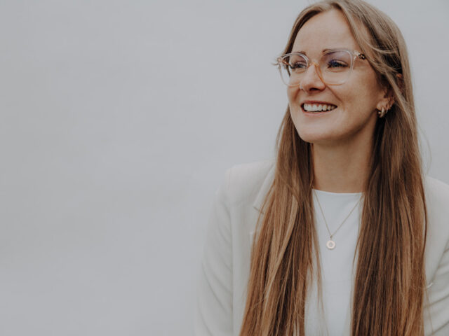 Businessfotos business portrait in Berlin in der Naur mit Tageslicht und einem weißen Hintergrund
